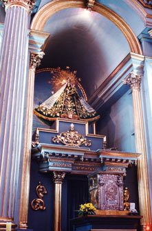 La Virgen en su altar