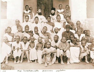 San Carlos Lwanga (entre los dos misioneros) y 19 de sus compañeros mártires ugandeses, en 1885