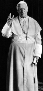 Un obispo vestido de blanco